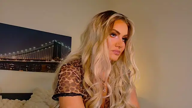 Snapshot of Tinkerbell822 chatting on October 29, 8:35 am Tinkerbell822 online show from October 29, 8:35 am