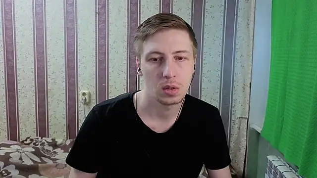 Snapshot of darienlarge chatting on July 7, 3:37 pm darienlarge online show from July 7, 3:37 pm