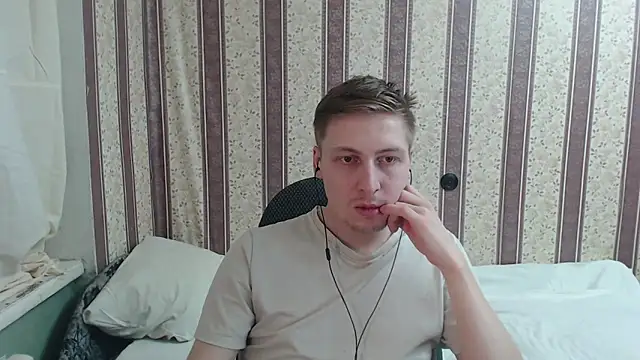 Snapshot of darienlarge chatting on March 6, 8:48 pm darienlarge online show from March 6, 8:48 pm