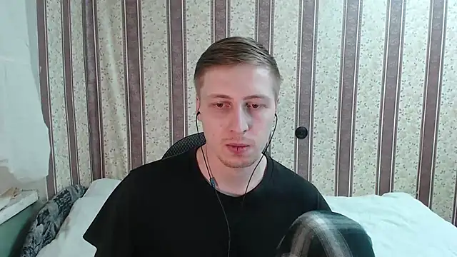 Snapshot of darienlarge chatting on March 15, 7:05 pm darienlarge online show from March 15, 7:05 pm