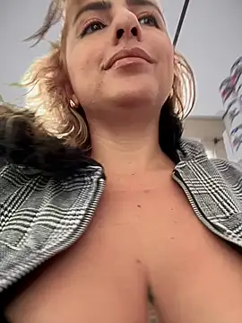 Snapshot of sammyqueenx21 chatting on March 4, 2:21 pm sammyqueenx21 online show from March 4, 2:21 pm