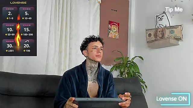 Snapshot of Aron_ford chatting on October 22, 11:42 am Aron ford online show from October 22, 11:42 am