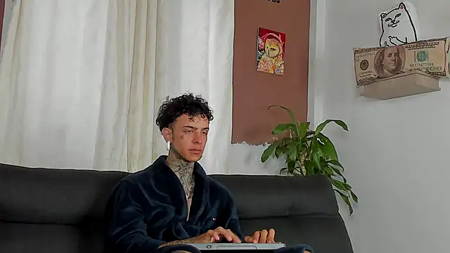 Snapshot of Aron_ford chatting on October 23, 12:04 pm Aron ford online show from October 23, 12:04 pm