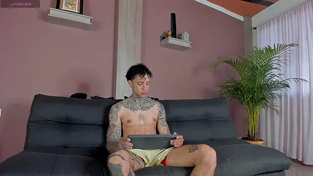 Snapshot of Aron_ford chatting on November 24, 11:54 am Aron ford online show from November 24, 11:54 am