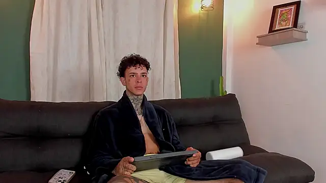 Snapshot of Aron_ford chatting on November 5, 8:17 am Aron ford online show from November 5, 8:17 am