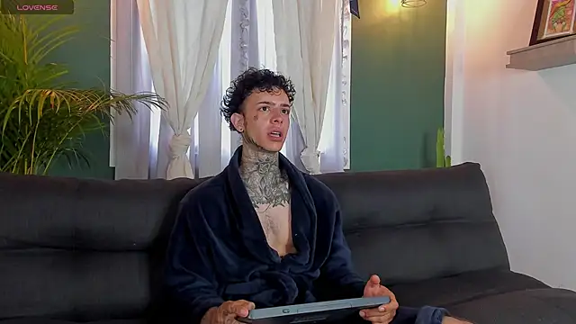 Snapshot of Aron_ford chatting on November 8, 12:31 pm Aron ford online show from November 8, 12:31 pm