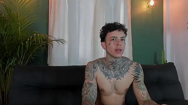 Snapshot of Aron_ford chatting on November 6, 1:15 pm Aron ford online show from November 6, 1:15 pm