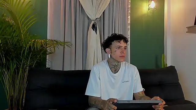 Snapshot of Aron_ford chatting on November 1, 9:58 am Aron ford online show from November 1, 9:58 am