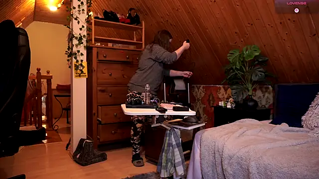 Snapshot of TessaWinter chatting on November 3, 4:32 pm TessaWinter online show from November 3, 4:32 pm