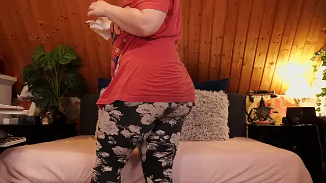 Snapshot of TessaWinter chatting on December 3, 6:40 pm TessaWinter online show from December 3, 6:40 pm