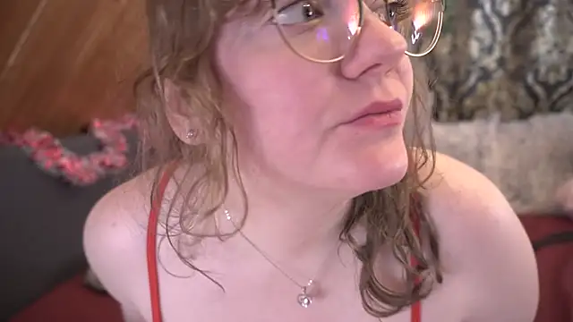 Snapshot of TessaWinter chatting on December 6, 6:00 pm TessaWinter online show from December 6, 6:00 pm