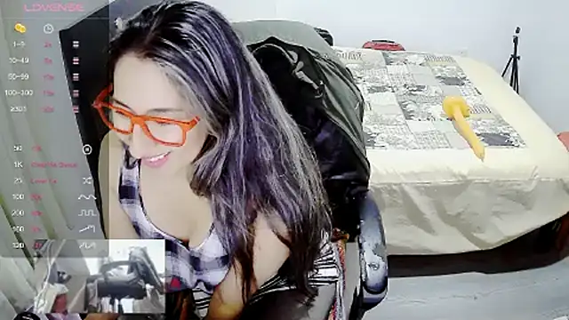 Snapshot of malishka18 chatting on March 3, 2:44 am malishka18 online show from March 3, 2:44 am