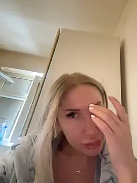 Snapshot of LexxiLow chatting on February 18, 8:49 am LexxiLow online show from February 18, 8:49 am