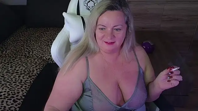 Snapshot of MolligSpielle chatting on March 11, 7:57 am MolligSpielle online show from March 11, 7:57 am