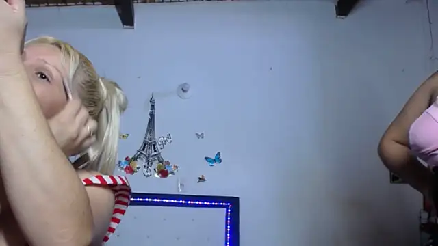 Snapshot of Nicolle_Milf chatting on December 17, 6:35 pm Nicolle Milf online show from December 17, 6:35 pm