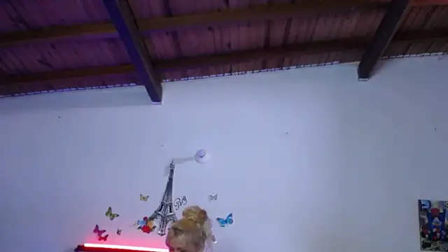 Snapshot of Nicolle_Milf chatting on December 19, 6:54 pm Nicolle Milf online show from December 19, 6:54 pm