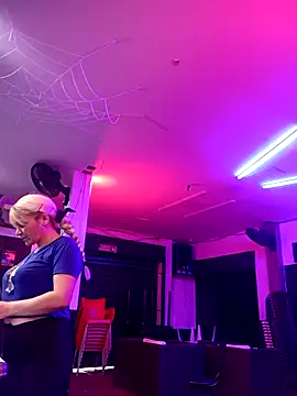 Snapshot of Nicolle_Milf chatting on November 13, 6:23 pm Nicolle Milf online show from November 13, 6:23 pm