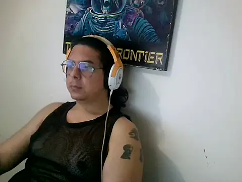 Snapshot of dancingbear14 chatting on May 27, 4:31 am dancingbear14 online show from May 27, 4:31 am
