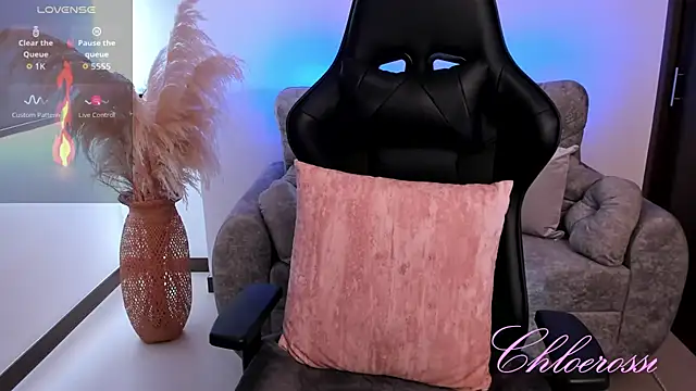 chloerossi online show from April 7, 6:32 pm