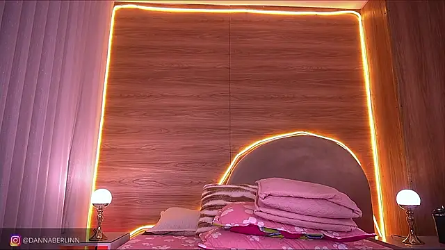 danna berlin  online show from February 17, 7:22 pm