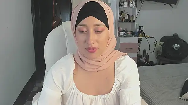 Snapshot of adila_anich chatting on January 7, 3:24 am adila anich online show from January 7, 3:24 am