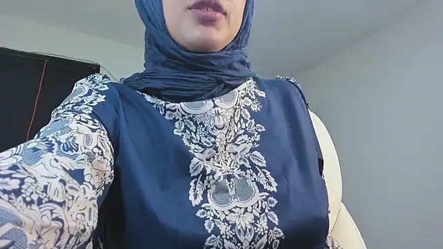 Snapshot of adila_anich chatting on January 10, 1:10 am adila anich online show from January 10, 1:10 am