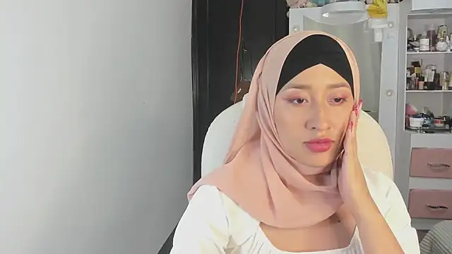 Snapshot of adila_anich chatting on January 7, 12:24 am adila anich online show from January 7, 12:24 am