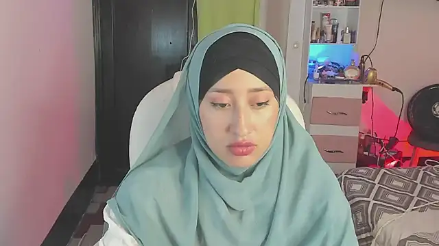 Snapshot of adila_anich chatting on December 4, 12:24 am adila anich online show from December 4, 12:24 am