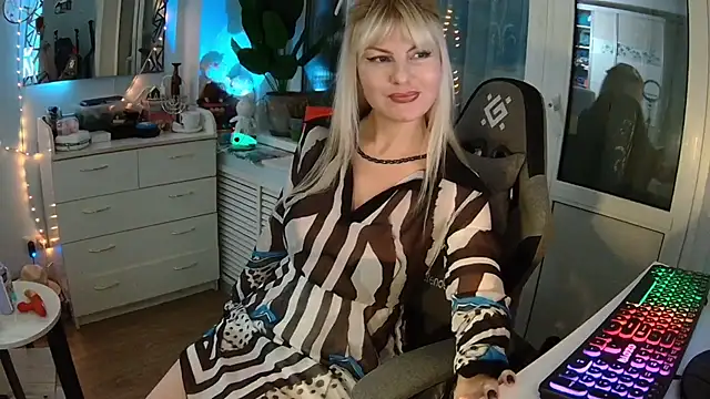 Snapshot of GlamSquirt chatting on November 17, 5:28 pm GlamSquirt online show from November 17, 5:28 pm