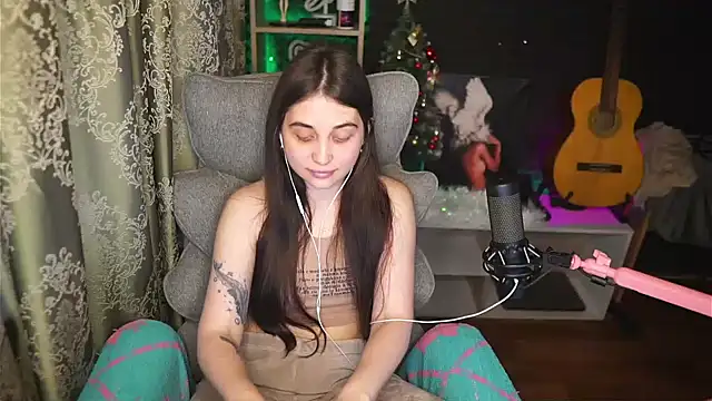 delicatedBailey online show from April 26, 2:14 pm