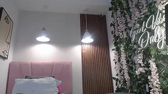 Snapshot of Sassy--Girl chatting on September 13, 11:21 am Sassy--Girl online show from September 13, 11:21 am