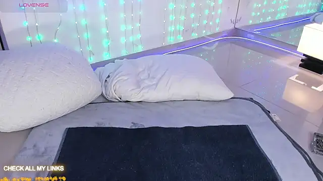 ohyesly  online show from September 30, 11:05 am