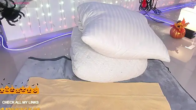 ohyesly  online show from October 7, 11:06 pm