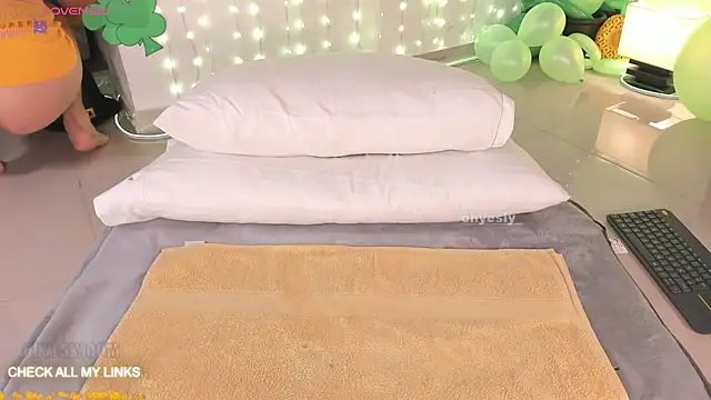 ohyesly  online show from March 7, 10:21 am