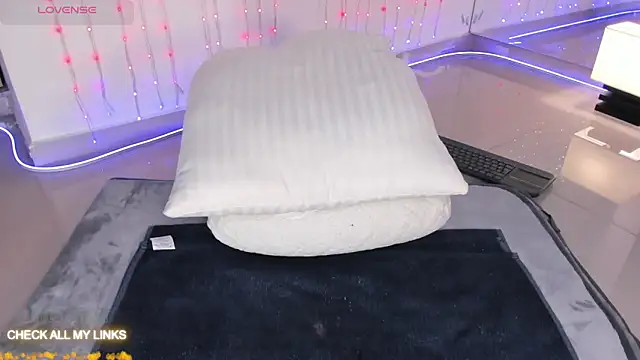 ohyesly  online show from September 25, 11:11 pm