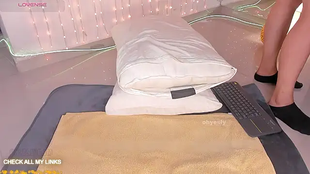 ohyesly  online show from January 12, 10:11 am