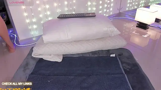 ohyesly  online show from November 20, 10:05 am