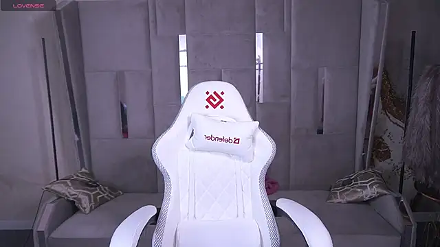 Daphne Moss online show from March 21, 1:56 pm