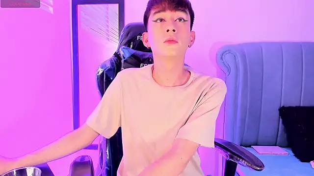 Chris boy  online show from April 2, 7:37 am