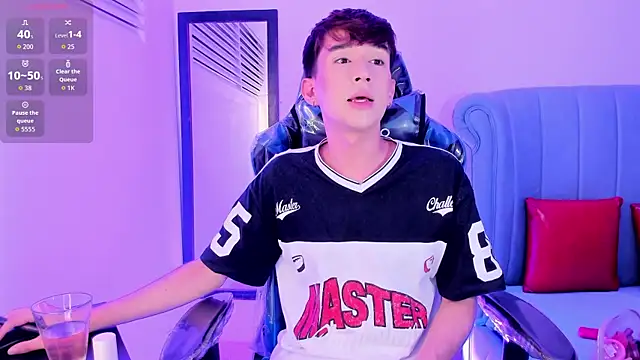 Chris boy  online show from April 15, 7:36 am