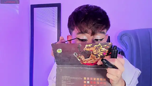 Chris boy  online show from April 3, 7:59 am