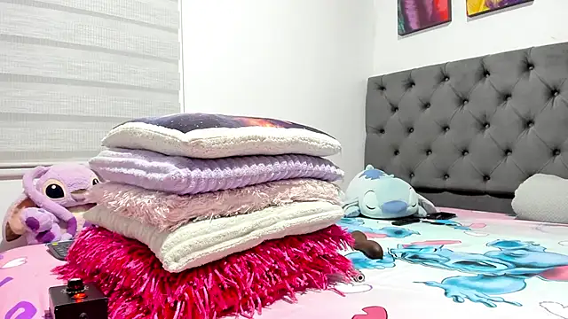 Elizabeth 18  online show from February 27, 3:07 am