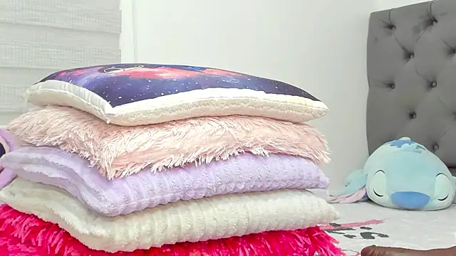 Elizabeth 18  online show from April 7, 3:30 am