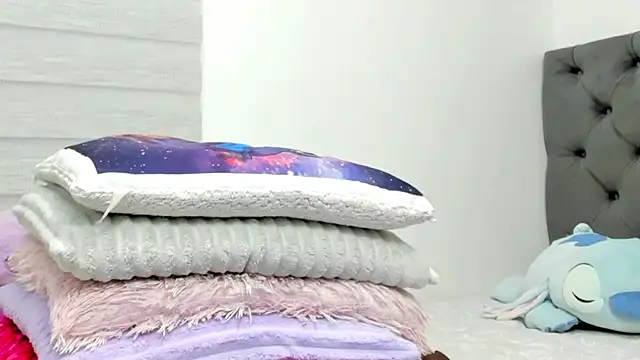 Elizabeth 18  online show from May 6, 3:21 am