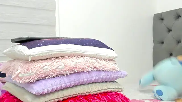 Elizabeth 18  online show from March 25, 3:17 am