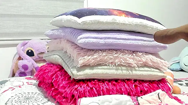 Elizabeth 18  online show from February 13, 3:06 am