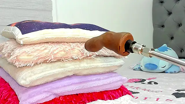 Elizabeth 18  online show from February 5, 3:35 am