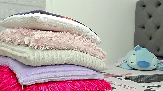 Elizabeth 18  online show from February 10, 3:38 am