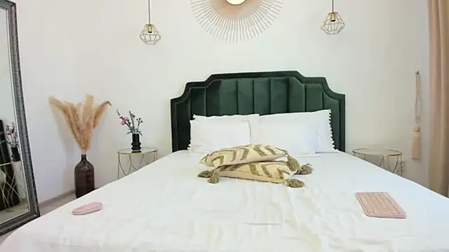 xLorenna online show from October 17, 7:44 am