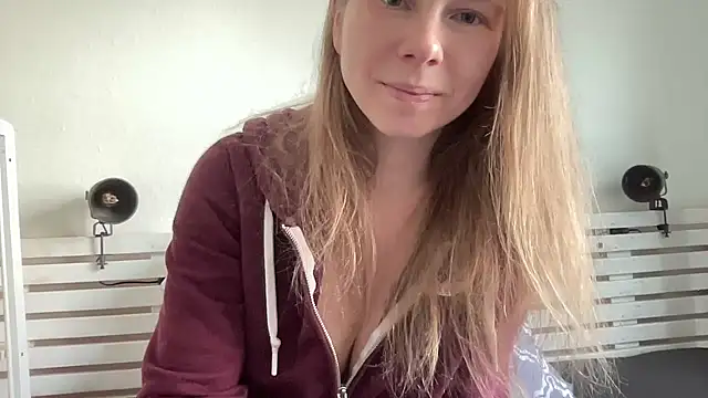 Snapshot of SweetLucy96 chatting on December 24, 9:28 am SweetLucy96 online show from December 24, 9:28 am